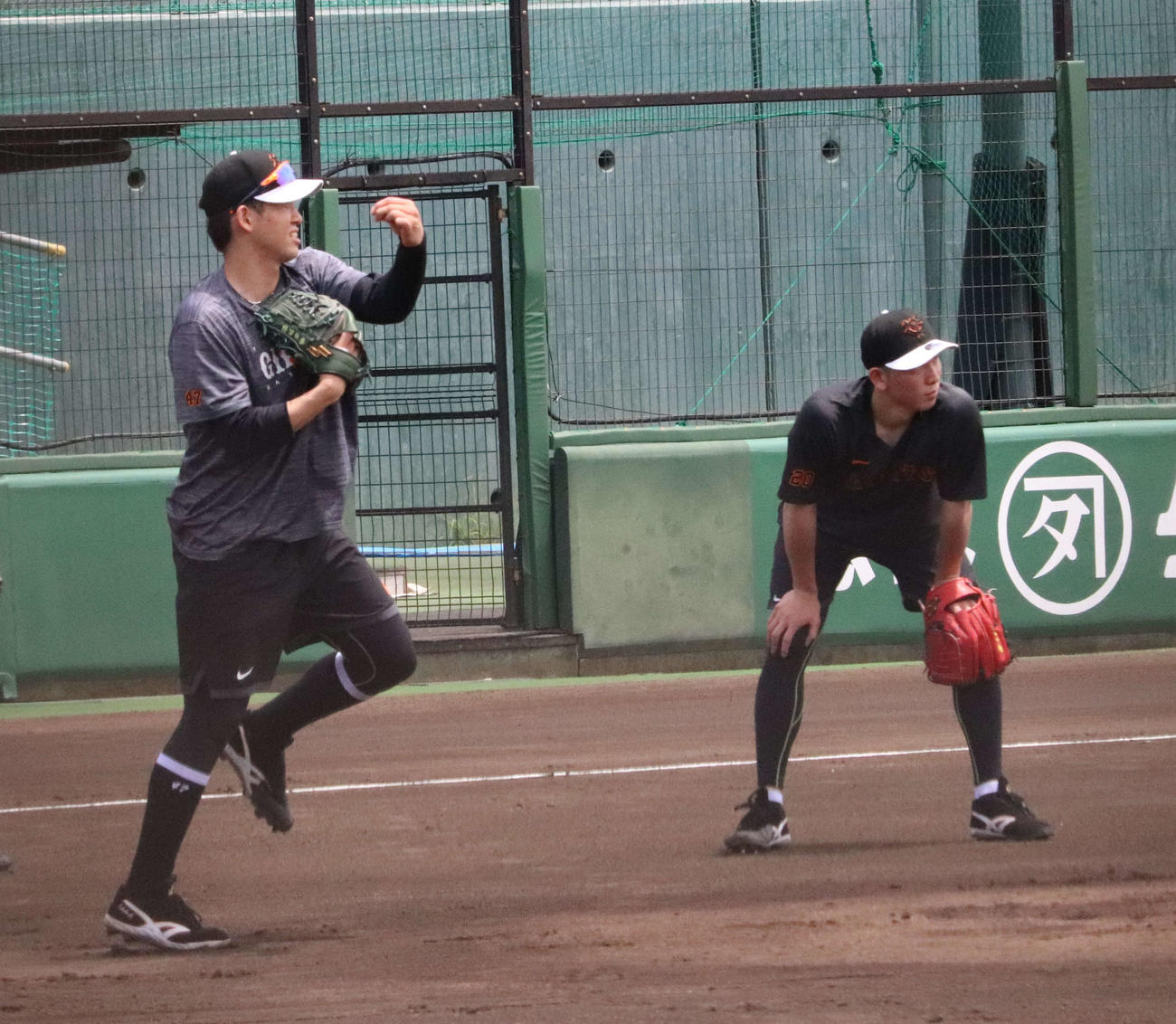 ジャイアンツ球場で1軍残留投手練習に参加した巨人高橋（左）と戸郷（撮影・小早川宗一郎）