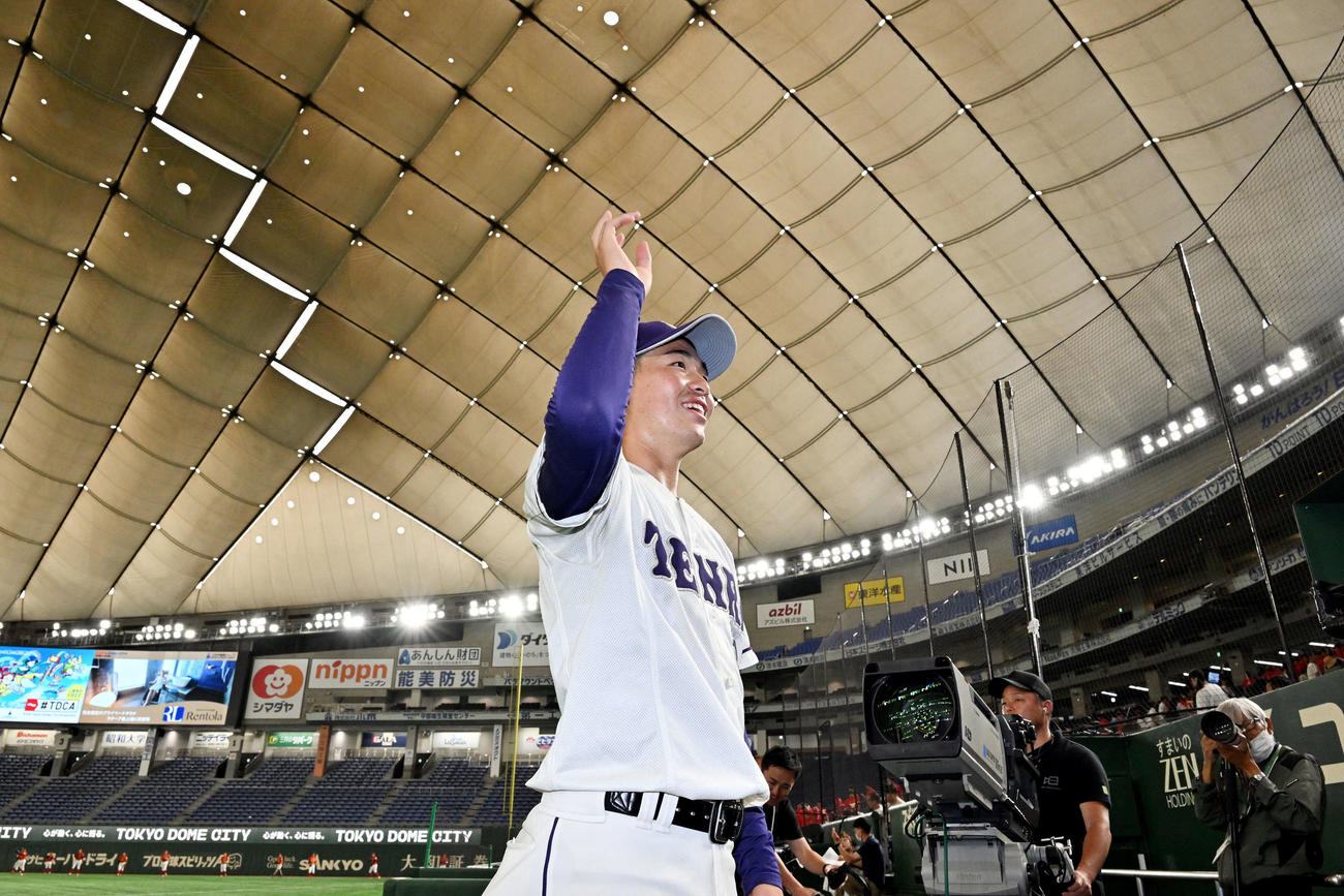 西南学院大対天理大　ノーヒットノーランを達成した天理大・真城は応援団の祝福に応じる（撮影・滝沢徹郎）