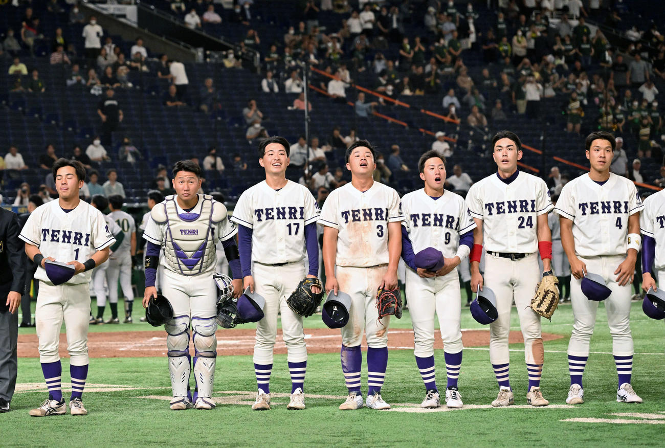 西南学院大対天理大　試合後あいさつする、ノーヒットノーランを達成した天理大・真城（左から3人目）ら選手たち（撮影・滝沢徹郎）