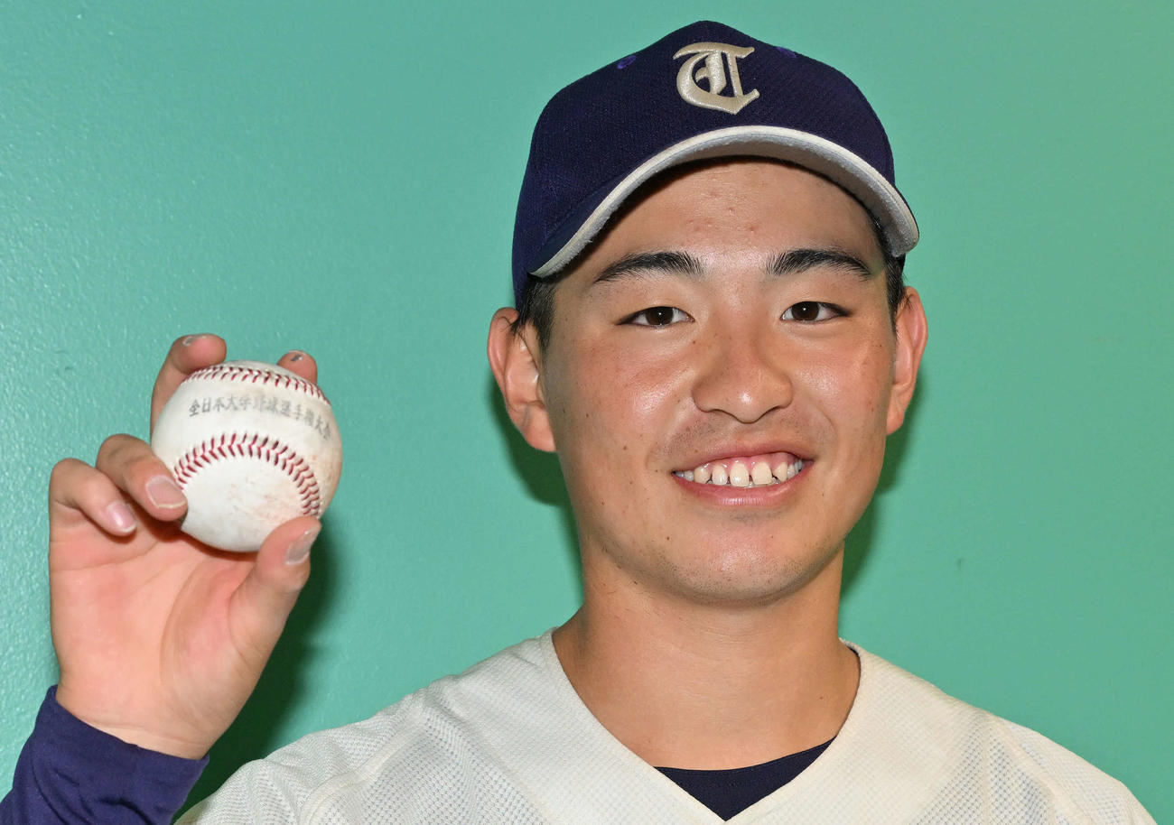 西南学院大対天理大　ノーヒットノーランを達成した天理大・真城はウイニングボールを手に笑顔を見せる（撮影・滝沢徹郎）