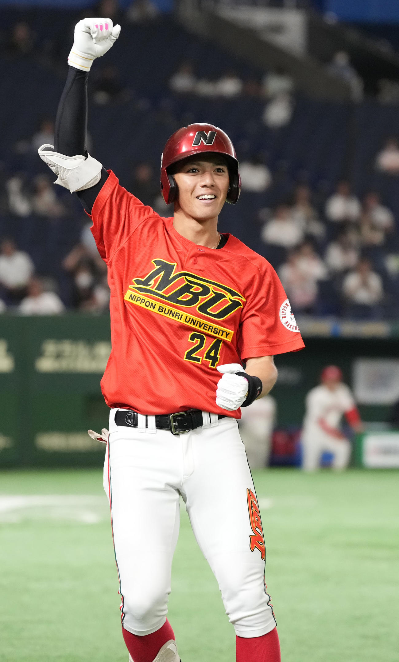 中部学院大対日本文理大　1回裏日本文理大無死、右越えに先頭打者本塁打を放った東門は客席にガッツポーズ（撮影・鈴木みどり）