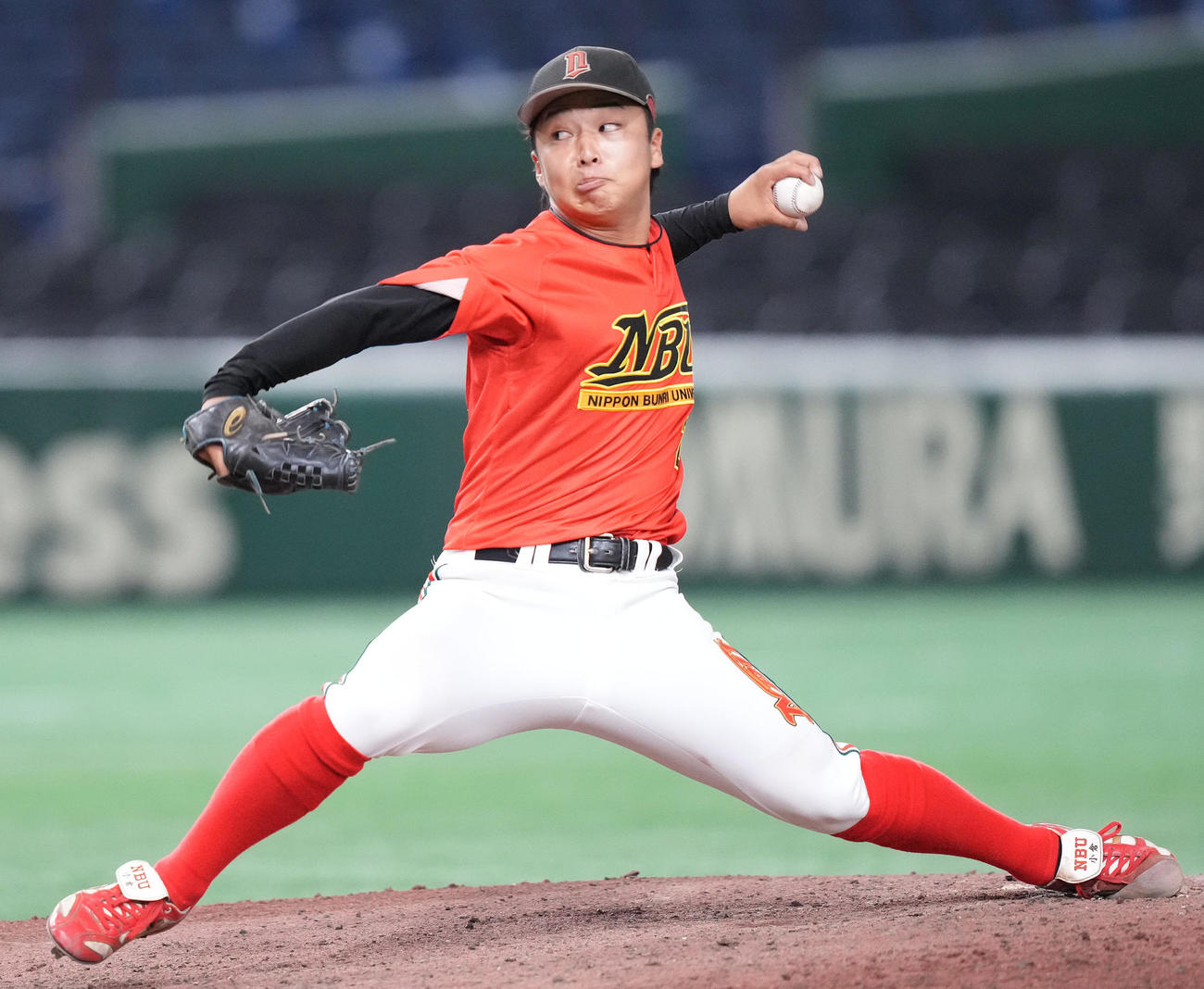 中部学院大対日本文理大　7回表途中から4番手で登板した日本文理大・小倉（撮影・鈴木みどり）
