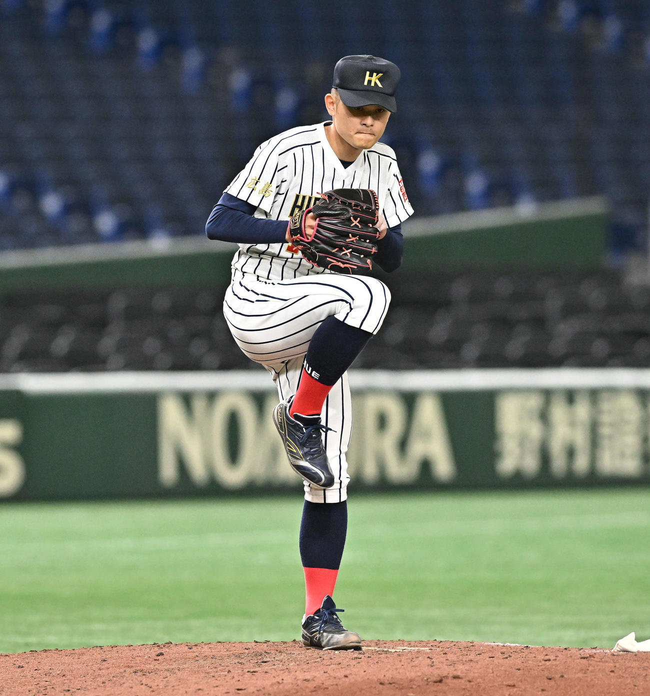 国際武道大対広島経大　広島経大4番手で投球する根本（撮影・滝沢徹郎）