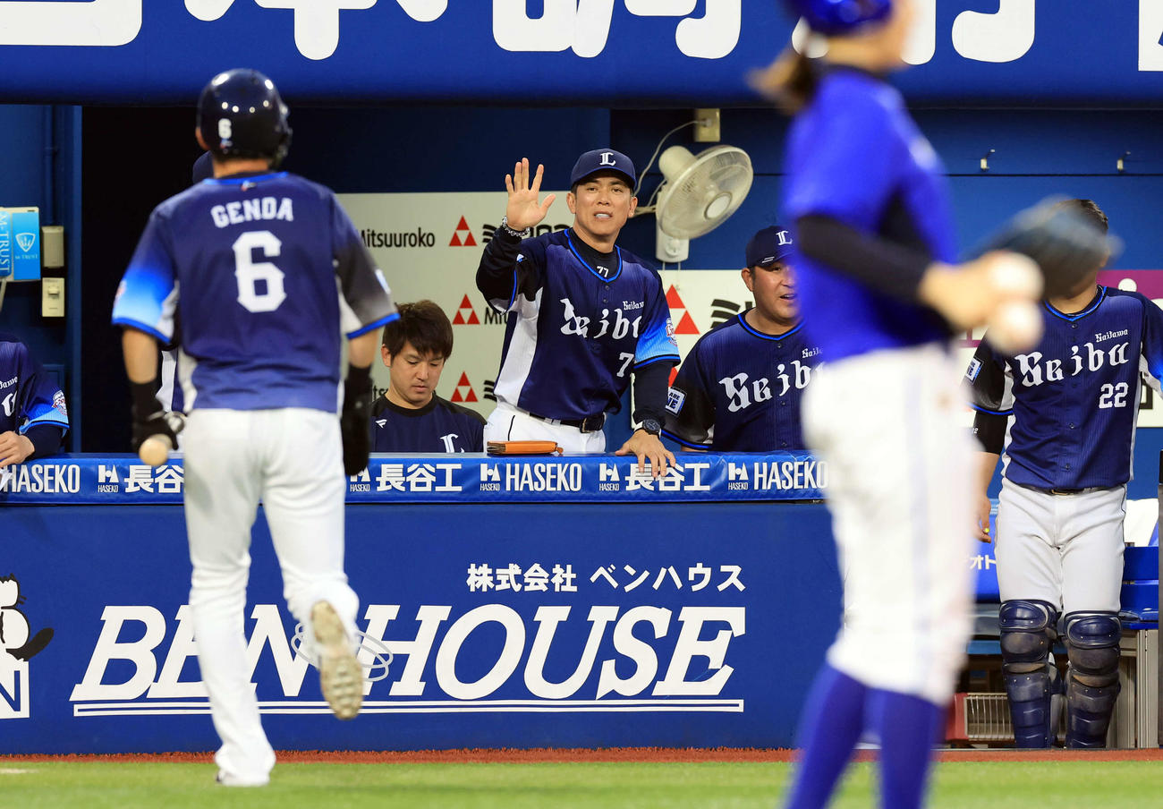 DeNA対西武　3回表西武無死二、三塁、鈴木の二塁ゴロで先制の生還をした源田（手前）をハイタッチで迎える松井監督（中央）（撮影・浅見桂子）