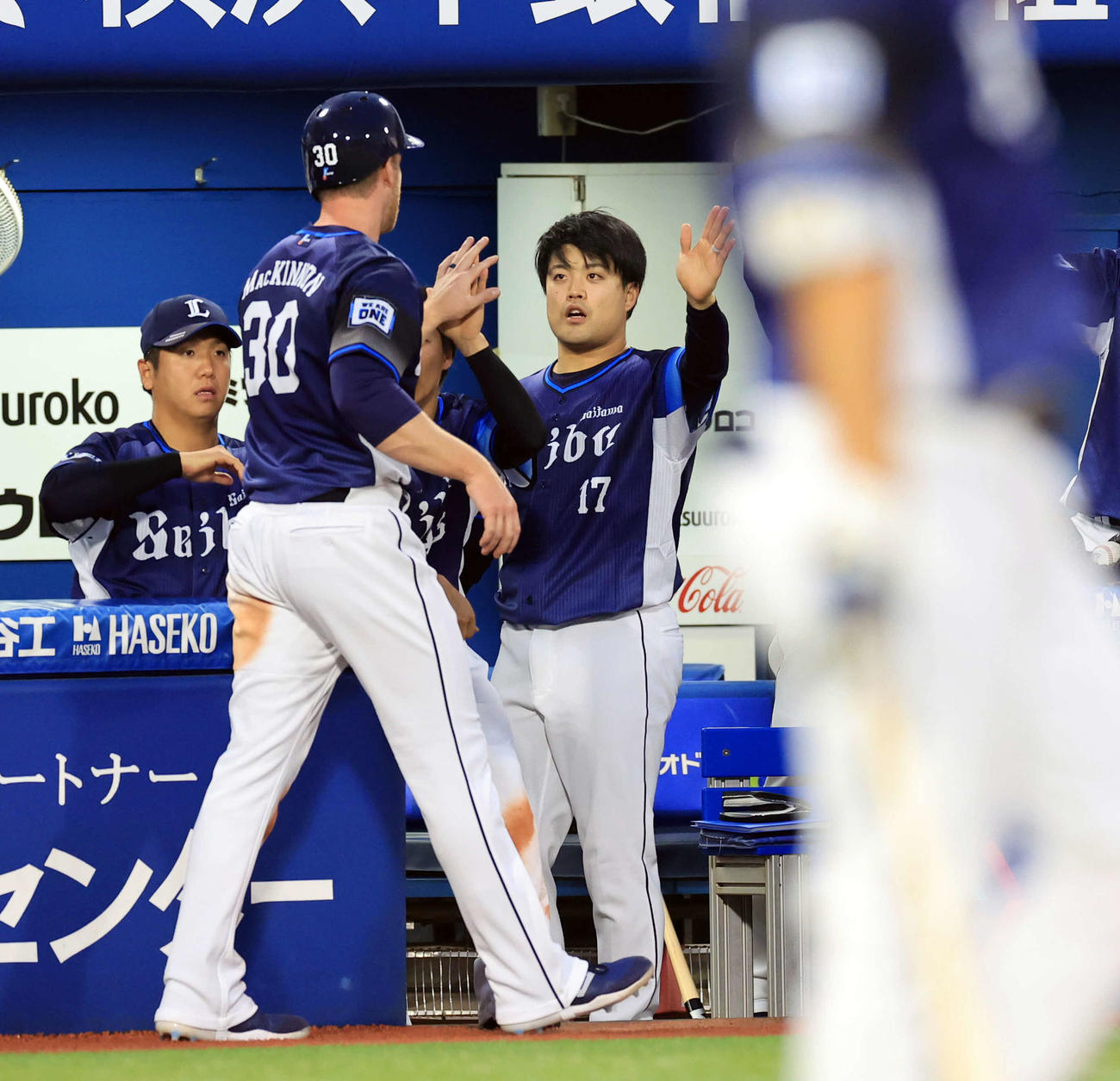 DeNA対西武　3回表西武1死二塁、渡部の左適時二塁打で生還したマキノン（手前）を迎える松本（撮影・浅見桂子）