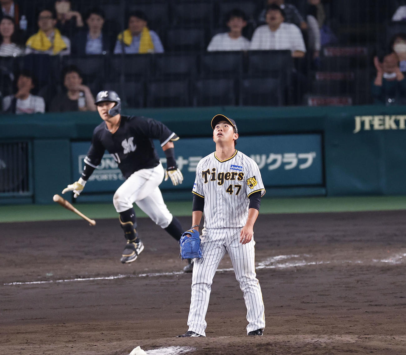 阪神対ロッテ　5回表ロッテ2死満塁、山口に右前に落ちる2点適時打を許す阪神桐敷（撮影・藤尾明華）