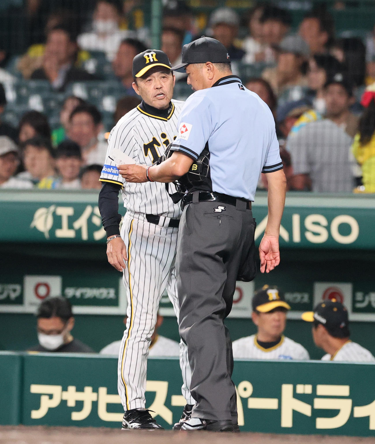 阪神対ロッテ　5回表ロッテ2死一、三塁、岡田監督（左）は球審に先発桐敷の交代を告げる（撮影・上山淳一）