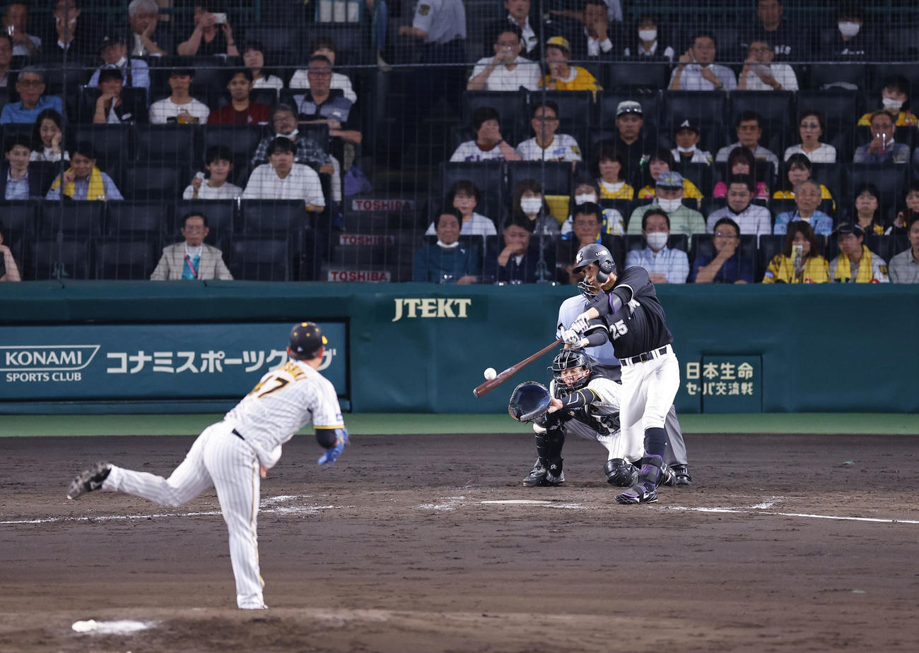 阪神対ロッテ　5回表ロッテ1死一、三塁、岡が中前に適時打を放つ（撮影・藤尾明華）