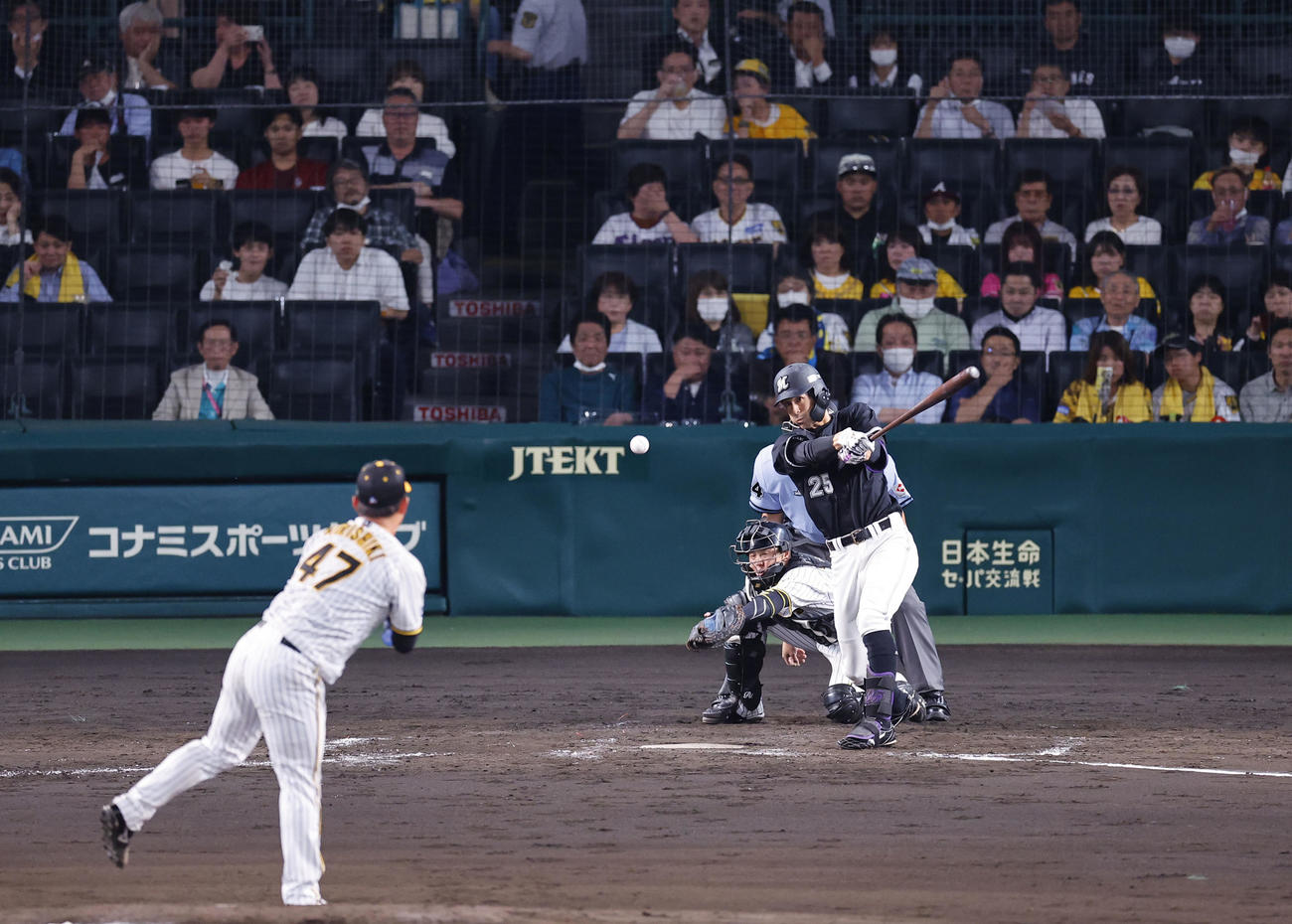 阪神対ロッテ　5回表ロッテ1死一、三塁、岡が中前に適時打を放つ（撮影・藤尾明華）
