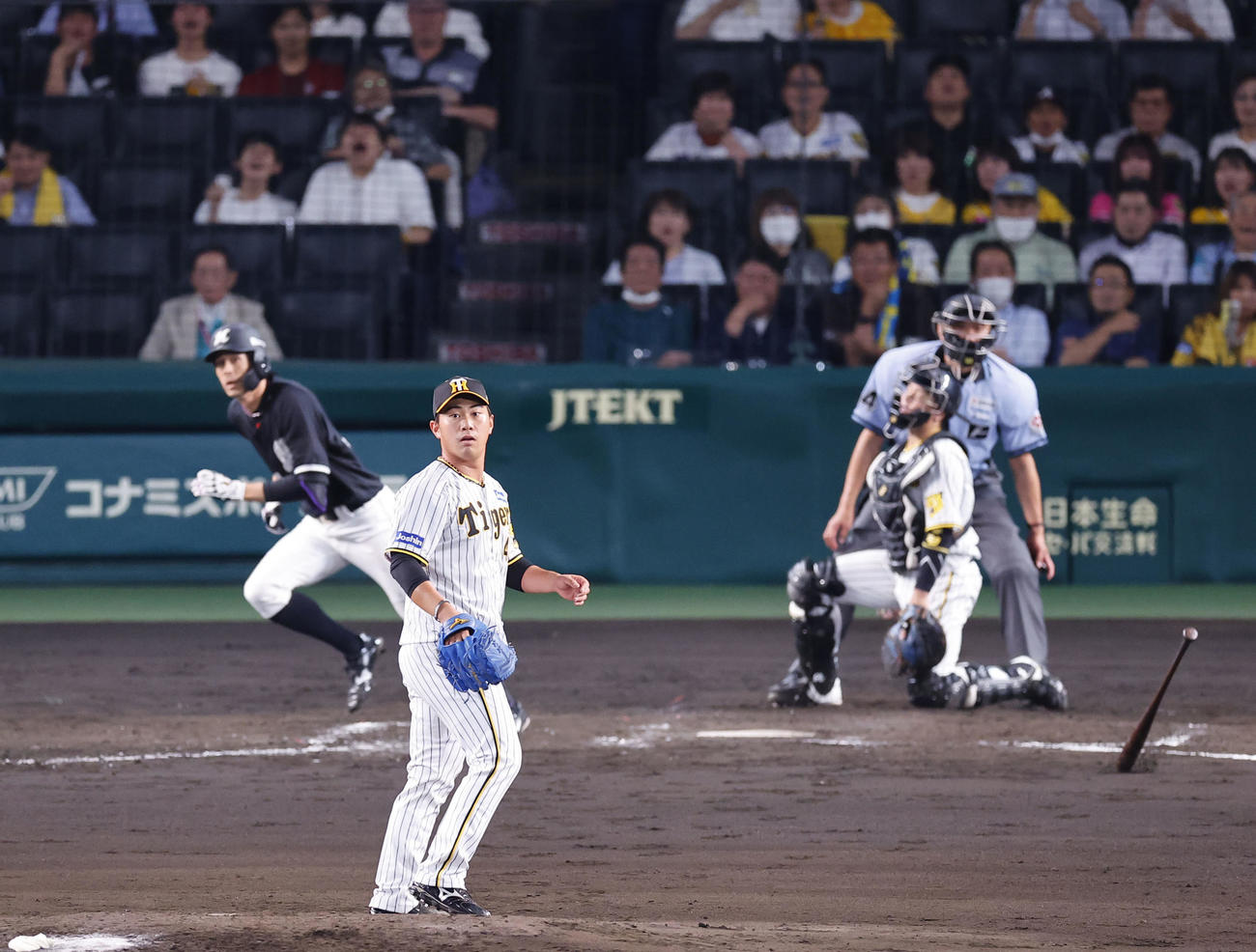 阪神対ロッテ　5回表ロッテ1死一、三塁、岡に中前適時打を許した阪神桐敷（撮影・藤尾明華）