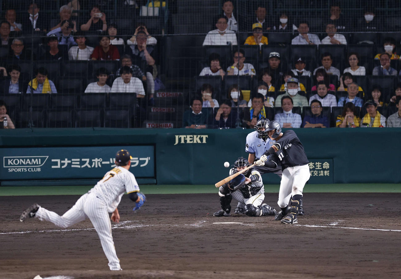 阪神対ロッテ　5回表ロッテ2死満塁、山口が右前に2点打を放つ（撮影・藤尾明華）