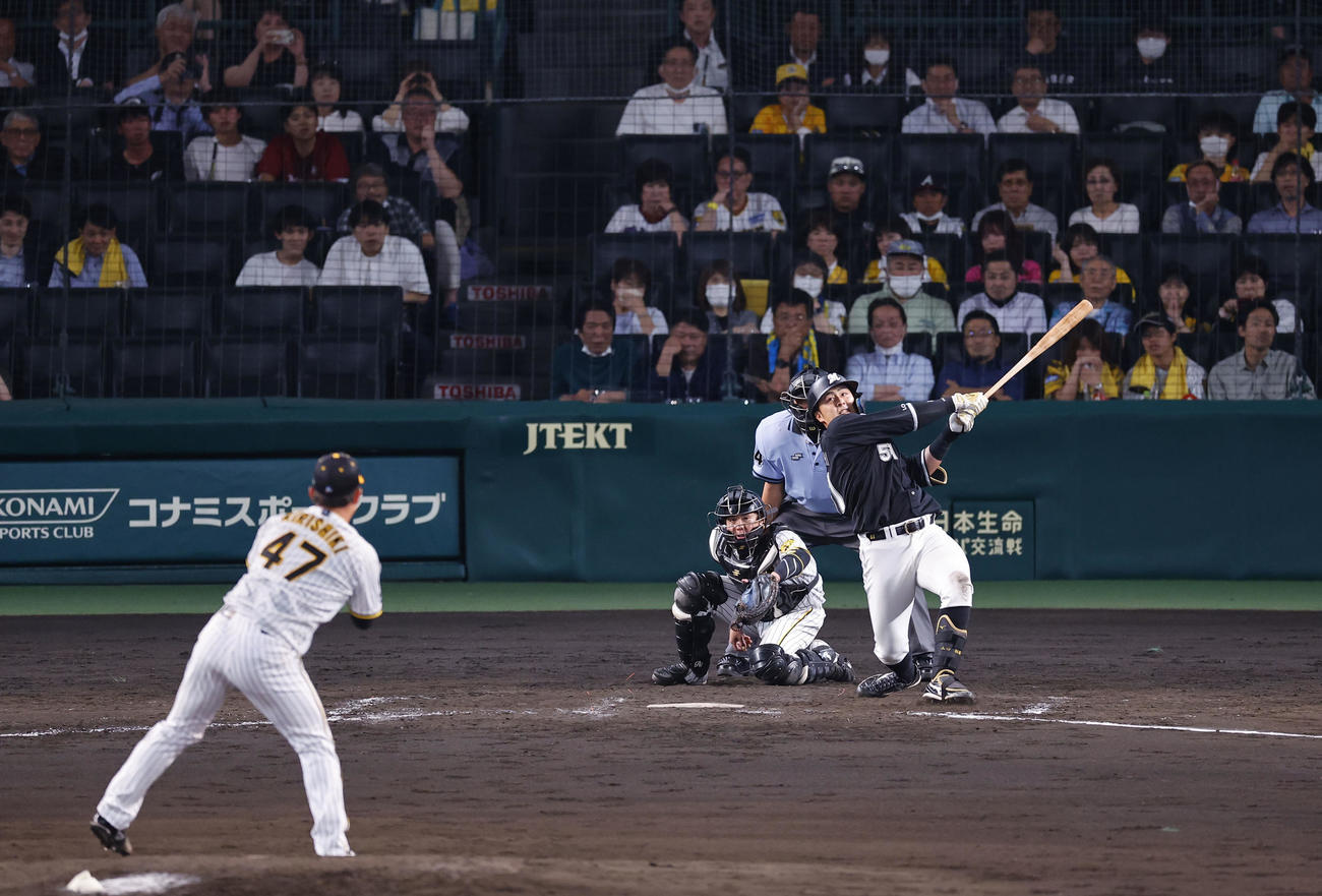阪神対ロッテ　5回表ロッテ2死満塁、山口が右前に2点打を放つ（撮影・藤尾明華）