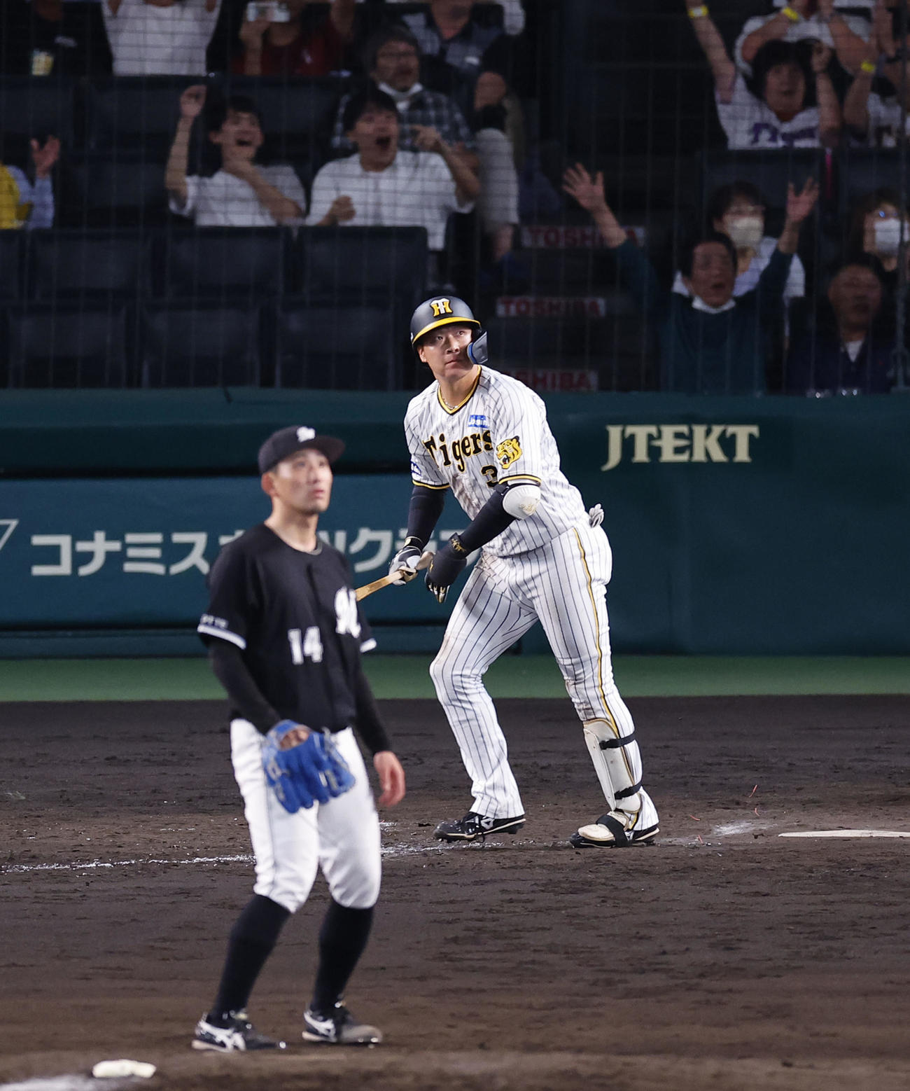 阪神対ロッテ　5回裏阪神1死一、三塁、大山が左越えに3ランを放つ。投手小島（撮影・藤尾明華）