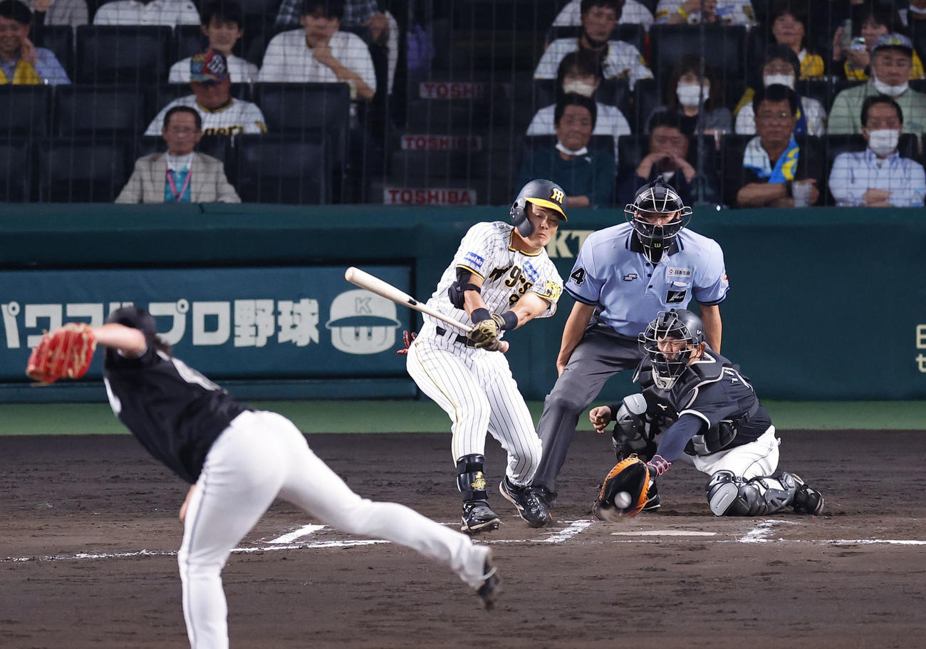 阪神対ロッテ　6回裏阪神1死二塁、空振り三振に倒れる前川（撮影・藤尾明華）