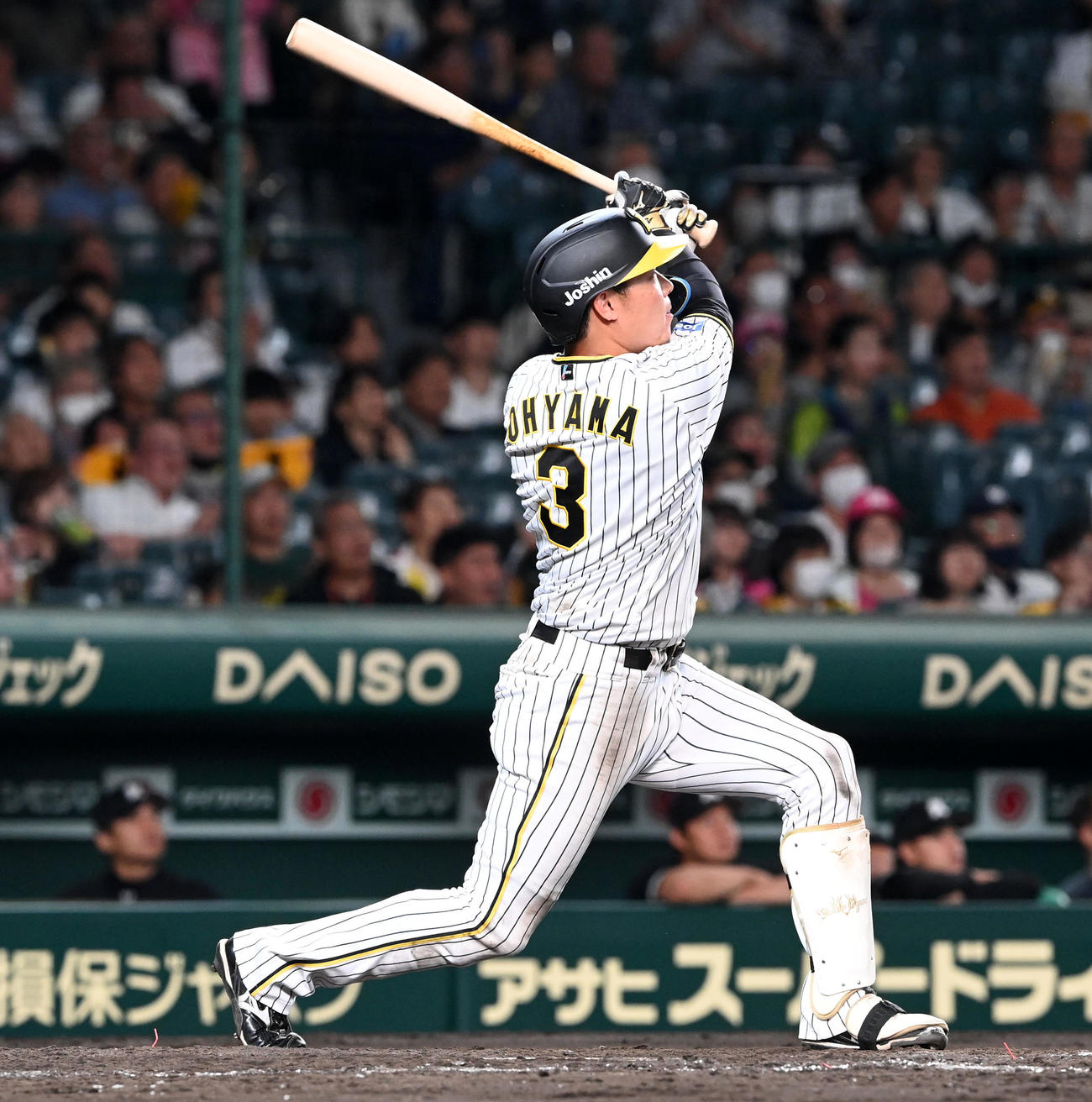 阪神対ロッテ　5回裏阪神1死一、三塁、大山は左越え3点本塁打を放つ（撮影・前岡正明）