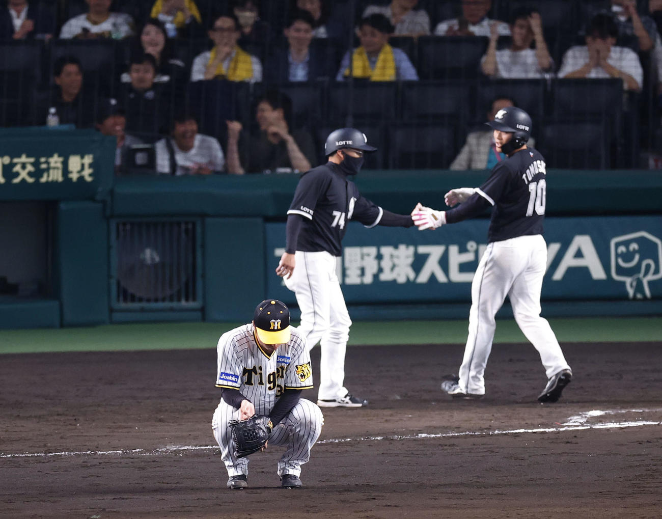 阪神対ロッテ　7回表ロッテ1死一、二塁、山口に3点本塁打を浴びしゃがみ込む阪神浜地（撮影・藤尾明華）