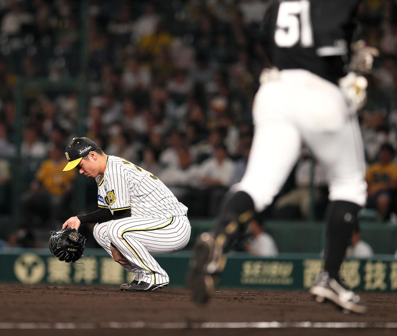 阪神対ロッテ　7回表ロッテ1死一、二塁、浜地（左）は山口に左越え3点本塁打を浴びマウンドに座り込む（撮影・上山淳一）