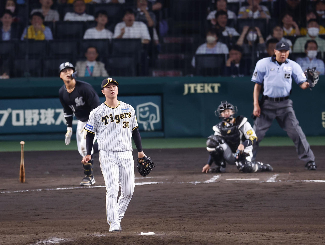 阪神対ロッテ　7回表ロッテ1死一、二塁、山口に3ランを浴びた阪神浜地（撮影・藤尾明華）