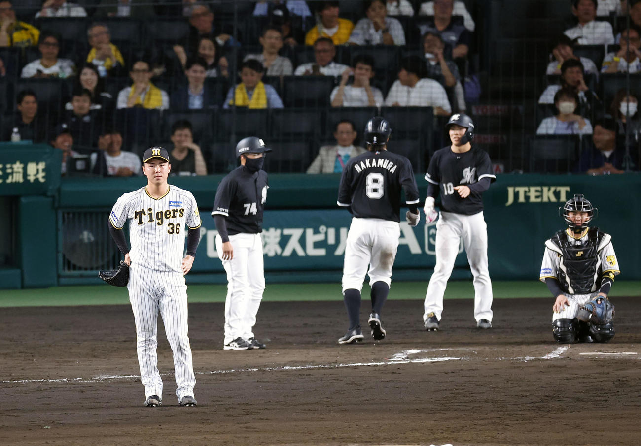 阪神対ロッテ　7回表ロッテ1死一、二塁、山口に3ランを浴びた阪神浜地（左端）（撮影・藤尾明華）