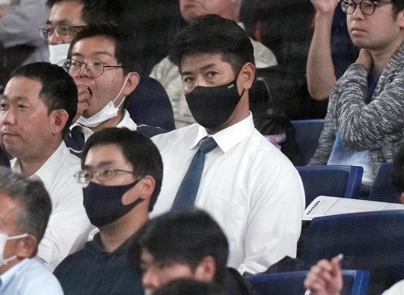 大商大対星槎道都大　試合を視察する日本ハム稲葉GM（撮影・鈴木みどり）