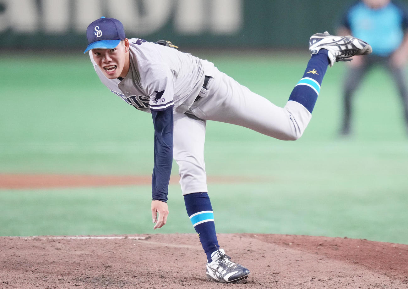 大商大対星槎道都大　先発し力投する星槎道都大・滝田（撮影・鈴木みどり）