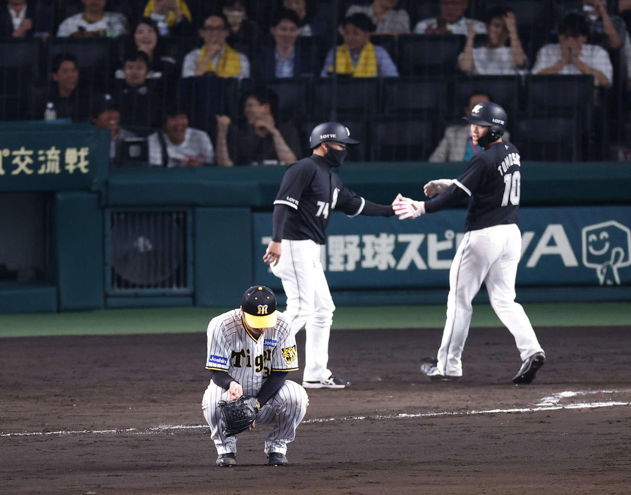 阪神対ロッテ　7回表ロッテ1死一、二塁、山口に3点本塁打を許ししゃがみ込む浜地（撮影・藤尾明華）