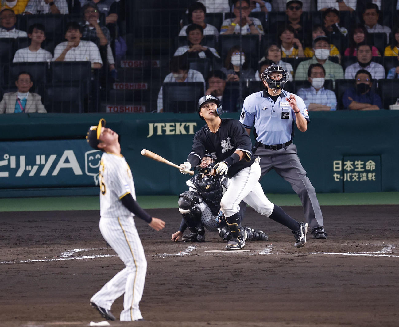 阪神対ロッテ　7回表ロッテ1死一、二塁、山口は左中間に3点本塁打を放つ。投手浜地（撮影・藤尾明華）