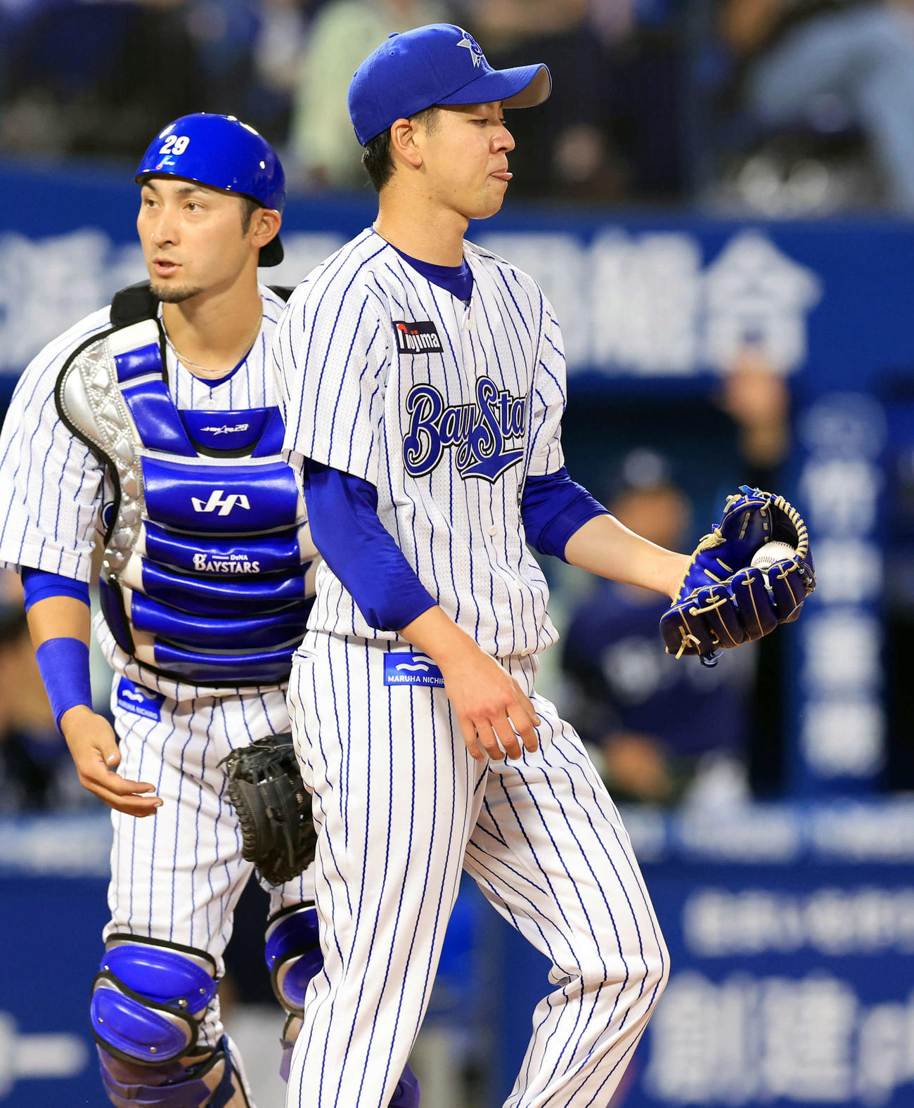 DeNA対西武　3回表西武2死二塁、若林に中前打を許し悔しさをにじませる平良。左は捕手伊藤（撮影・浅見桂子）