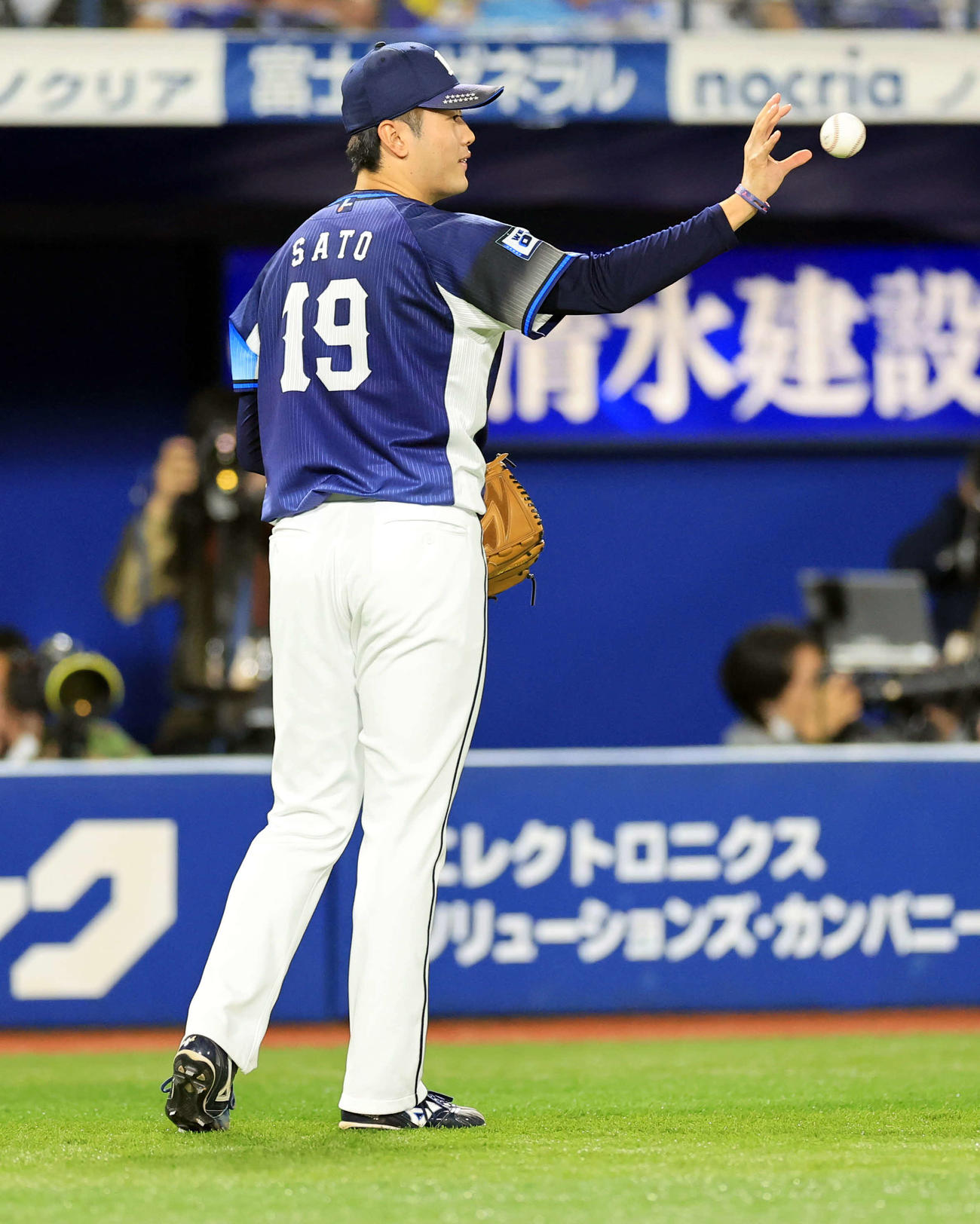 DeNA対西武　8回裏DeNAの攻撃を抑えた佐藤隼は野手からボールを受け取る（撮影・浅見桂子）