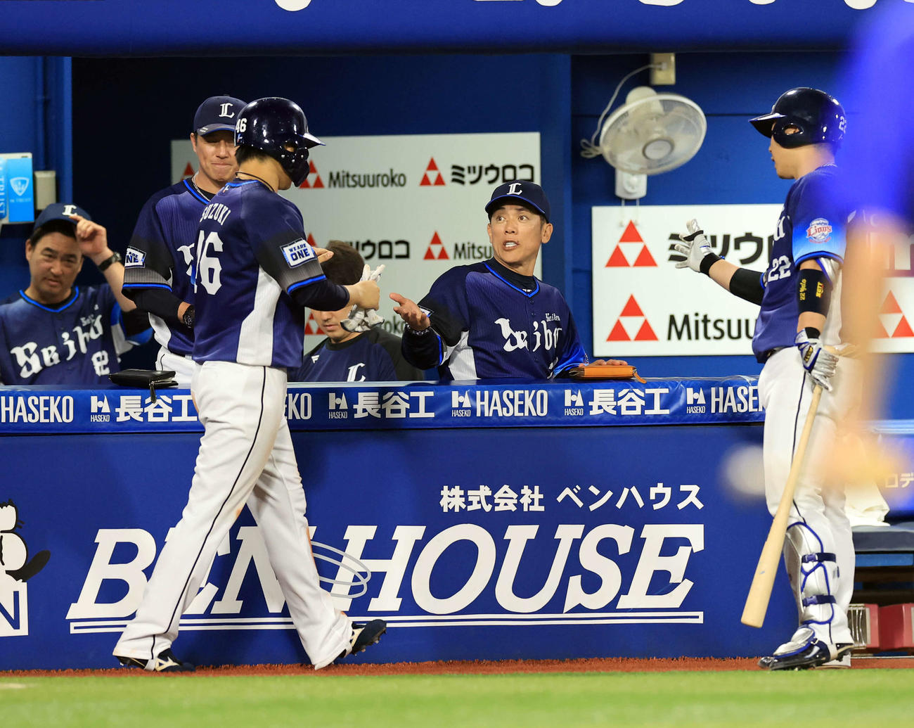 DeNA対西武　5回表西武無死満塁、川越が押し出し四球を選び生還したした鈴木（左）を迎える松井監督（中央）ら（撮影・浅見桂子）
