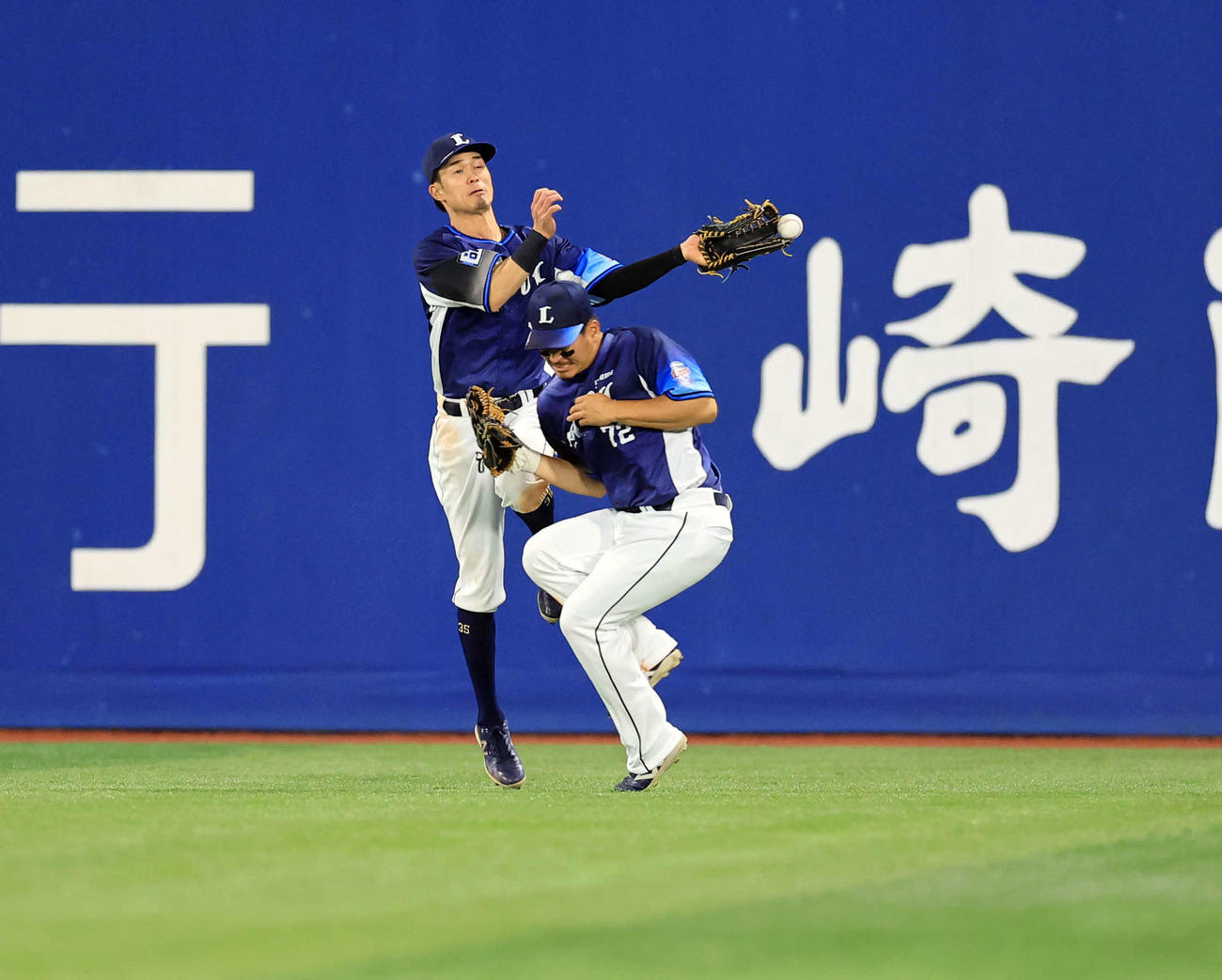 DeNA対西武　9回裏DeNA1死一塁、戸柱の右中間への飛球を追った若林（左）と川越が交錯。適時三塁打とする（撮影・浅見桂子）
