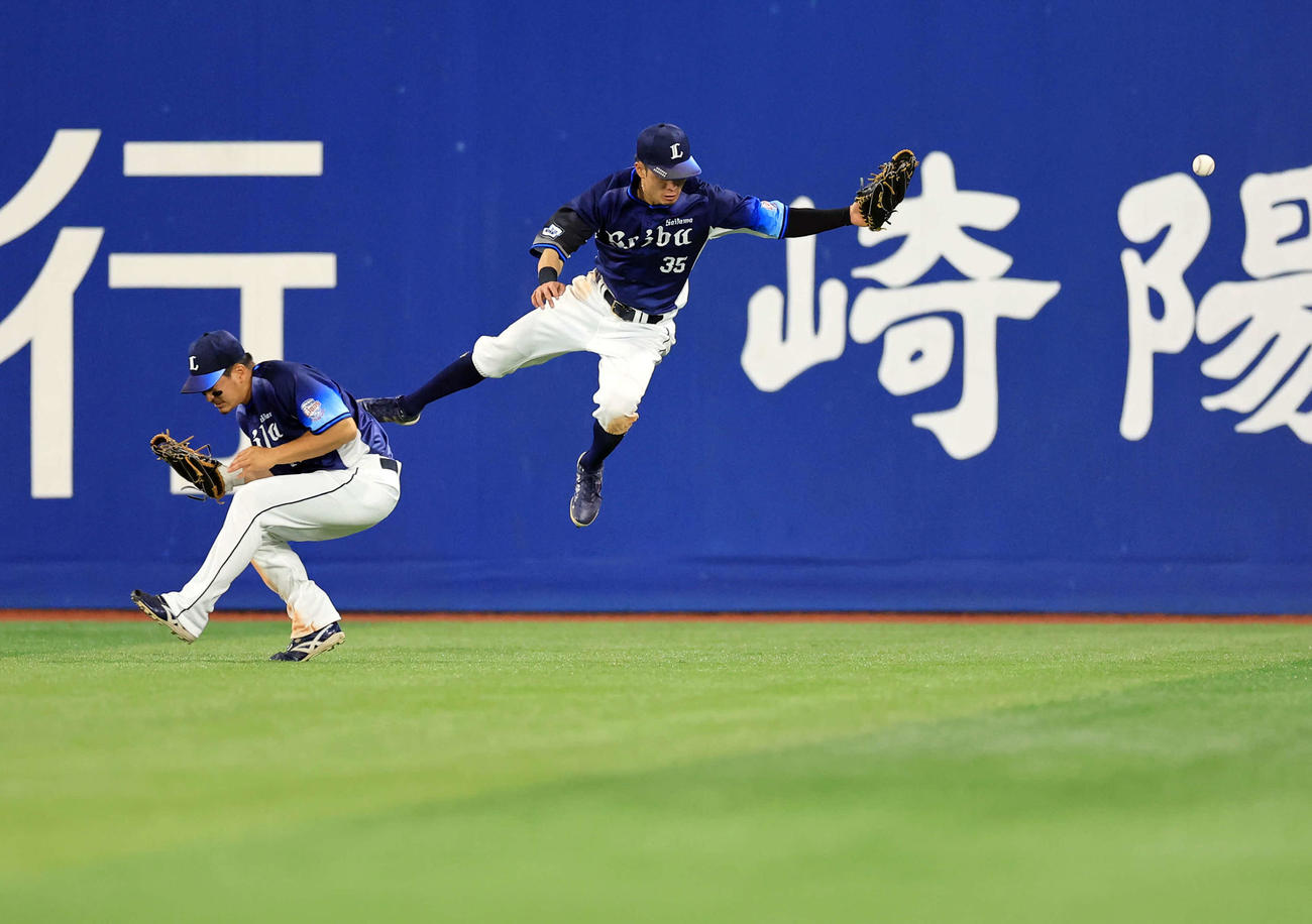 DeNA対西武　9回裏DeNA1死一塁、戸柱恭孝の打球を追った若林（右）と川越だが、交錯し、適時三塁打にする（撮影・浅見桂子）