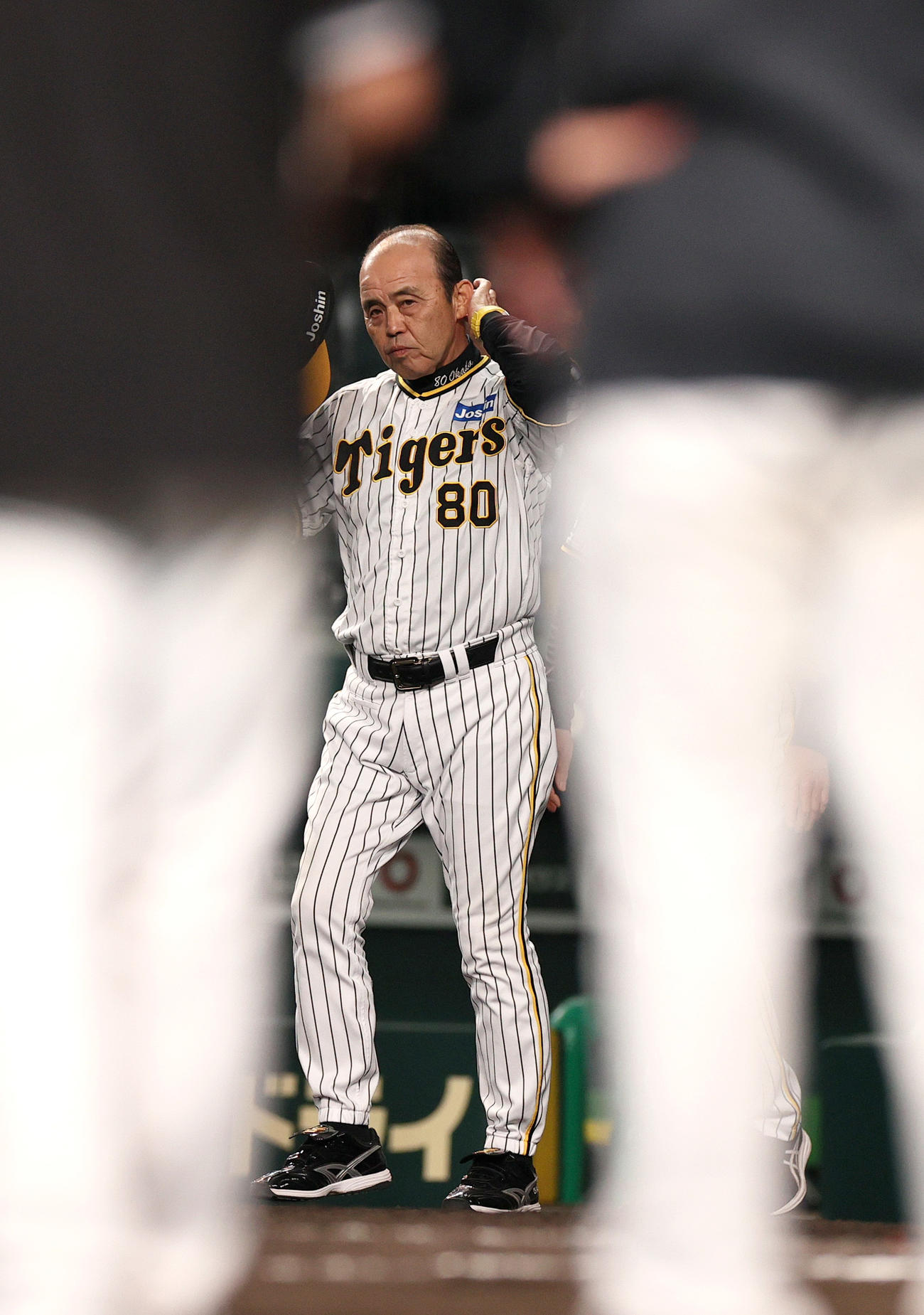 阪神対ロッテ　引き分けに終わり、あいさつのためグラウンドに出てくる阪神岡田監督（撮影・上山淳一）