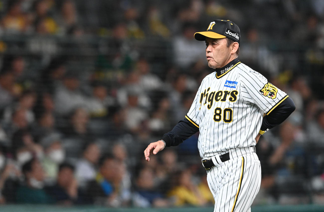 阪神対ロッテ　5回表ロッテ2死一、三塁、桐敷の交代を告げた阪神岡田監督（撮影・前岡正明）