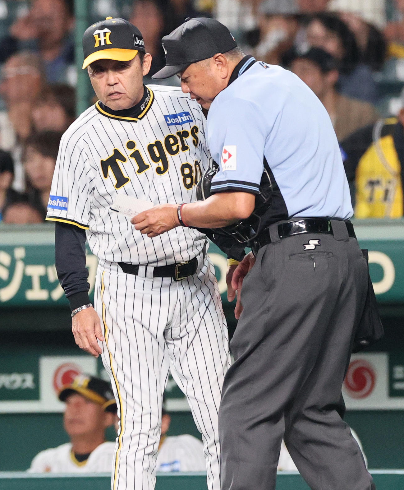 阪神対ロッテ　7回表ロッテ1死、岡田監督（左）は球審に浜地の交代を告げる（撮影・上山淳一）