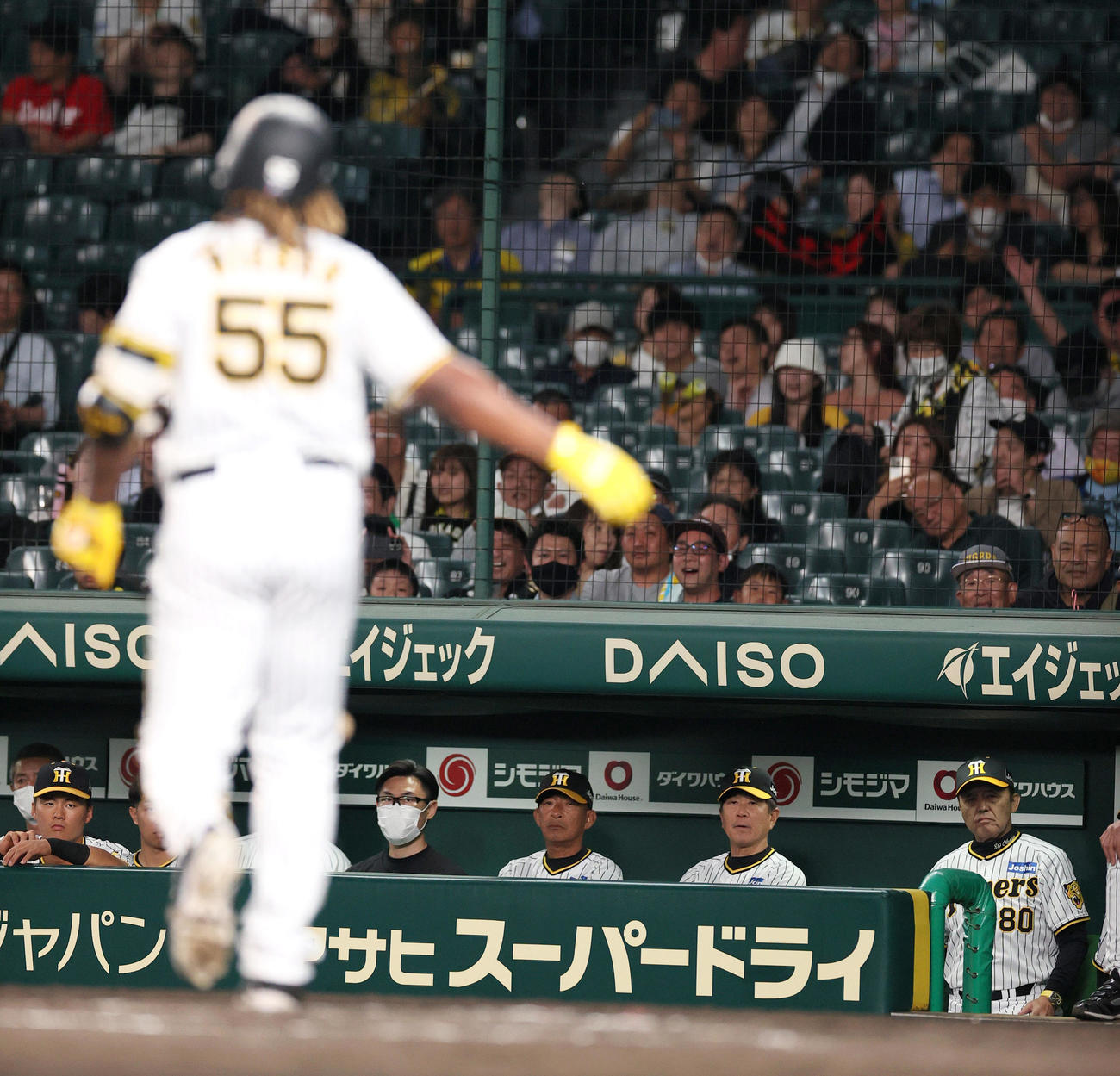 阪神対ロッテ　10回裏阪神2死、岡田監督（右）は代打ミエセスを送るが空振り三振に終わる（撮影・上山淳一）