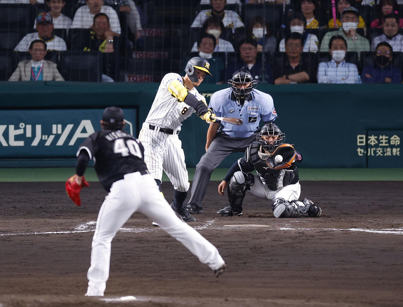 阪神対ロッテ　7回裏阪神2死一塁、空振り三振に倒れる佐藤輝（撮影・藤尾明華）