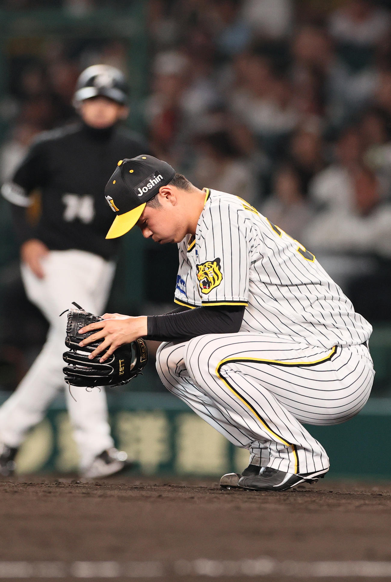 阪神対ロッテ　7回表ロッテ1死一、二塁、山口に左越え3点本塁打を浴びマウンドに座り込む浜地（撮影・上山淳一）