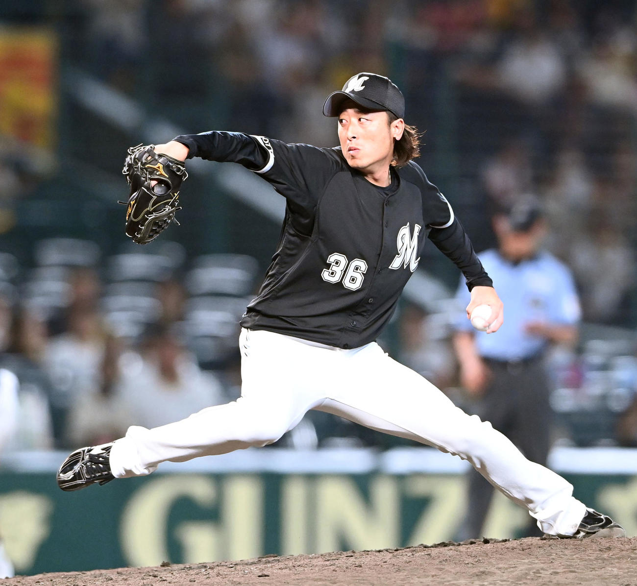 阪神対ロッテ　ロッテ7番手の坂本（撮影・前岡正明）
