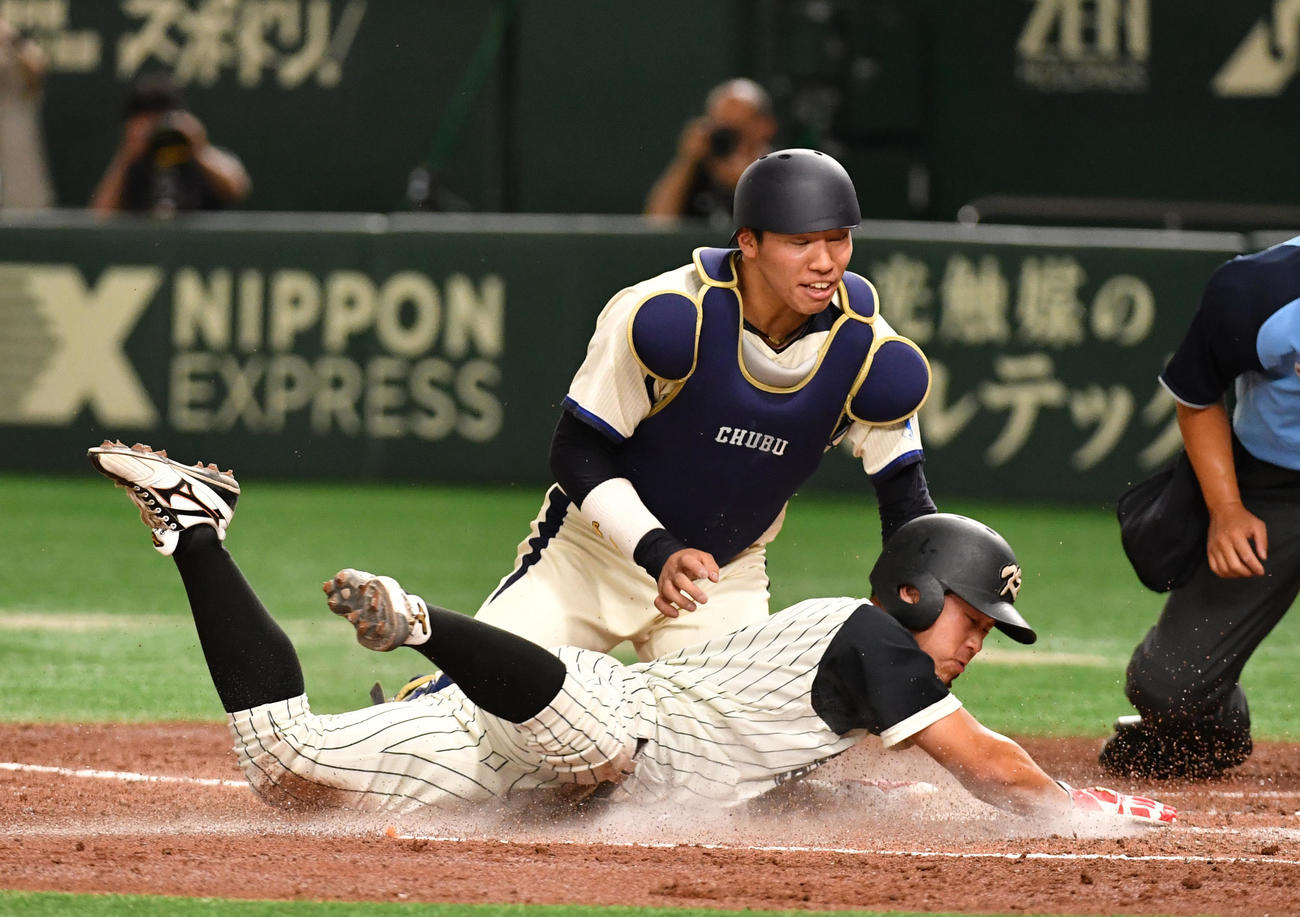 九産大対中部大　3回表九産大1死満塁、阿部の左飛で三塁走者園田が本塁を突くがアウトになる。捕手清水（撮影・柴田隆二）