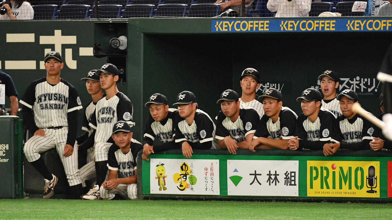 九産大対中部大　9回の攻撃を見つめる敗れた九産大ナイン（撮影・柴田隆二）