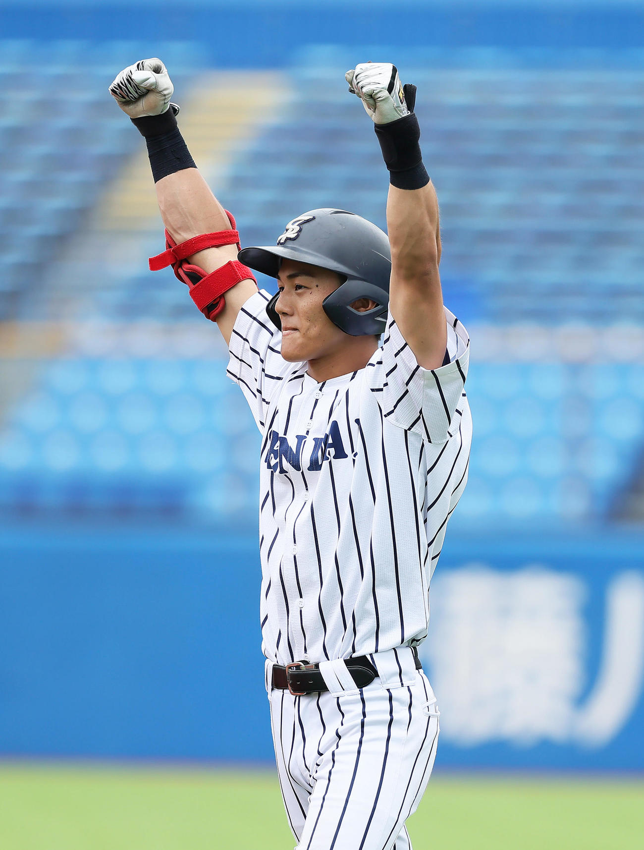 仙台大対桐蔭横浜大　タイブレークの10回表仙台大2死一、三塁、川島は適時内野安打を放ちガッツポーズする（撮影・足立雅史）