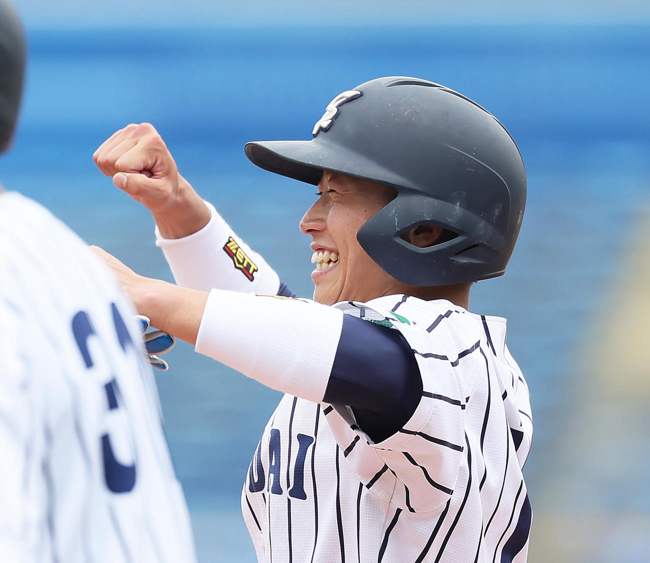 仙台大対桐蔭横浜大　タイブレークの10回表仙台大2死満塁、辻本は適時内野安打を放ち笑顔を見せる（撮影・足立雅史）