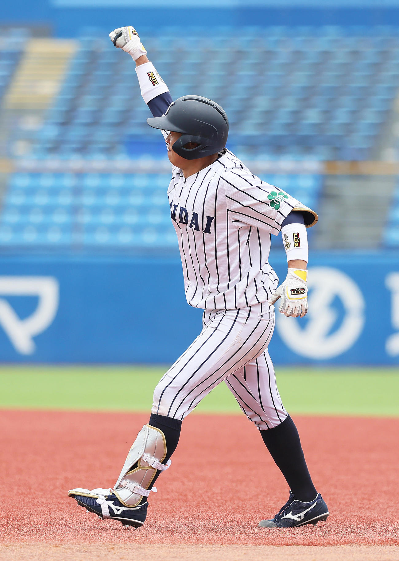 仙台大対桐蔭横浜大　タイブレークの10回表仙台大2死満塁、辻本は適時内野安打を放ちガッツポーズ（撮影・足立雅史）