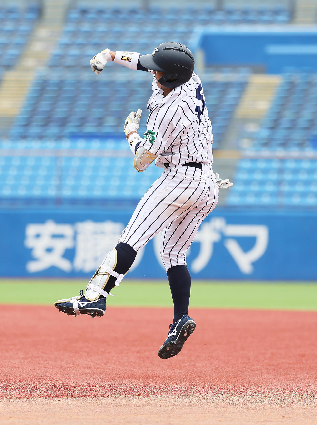 仙台大対桐蔭横浜大　タイブレークの10回表仙台大2死満塁、辻本は適時内野安打を放ちガッツポーズ（撮影・足立雅史）