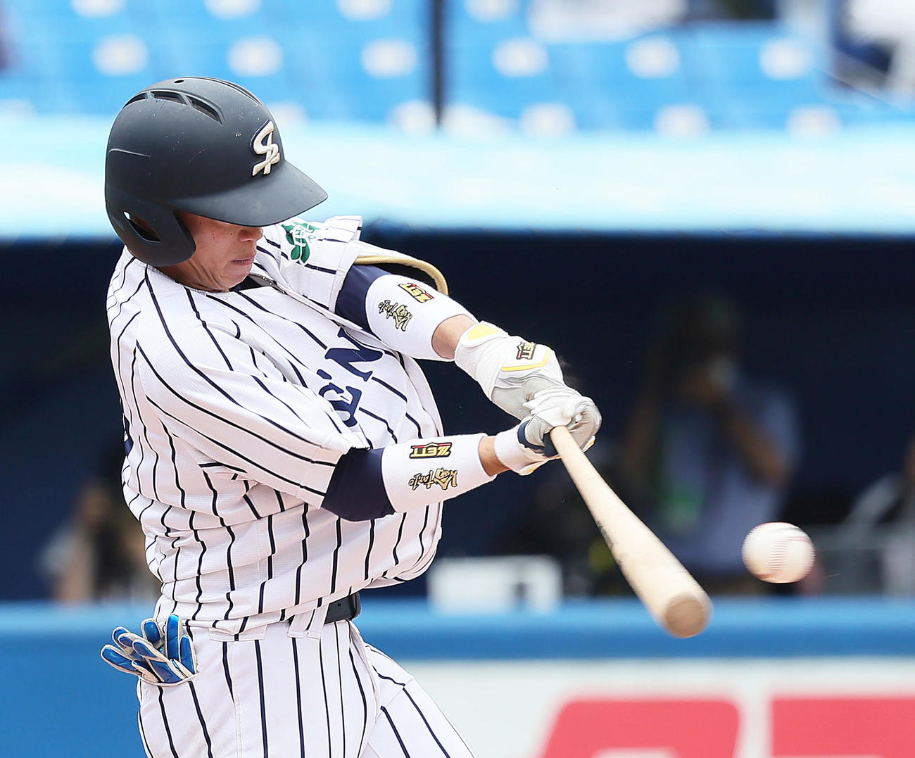 全日本大学野球選手権　1回戦　仙台大対桐蔭横浜大　タイブレークの10回表仙台大2死満塁、辻本は適時内野安打を放つ（撮影・足立雅史）