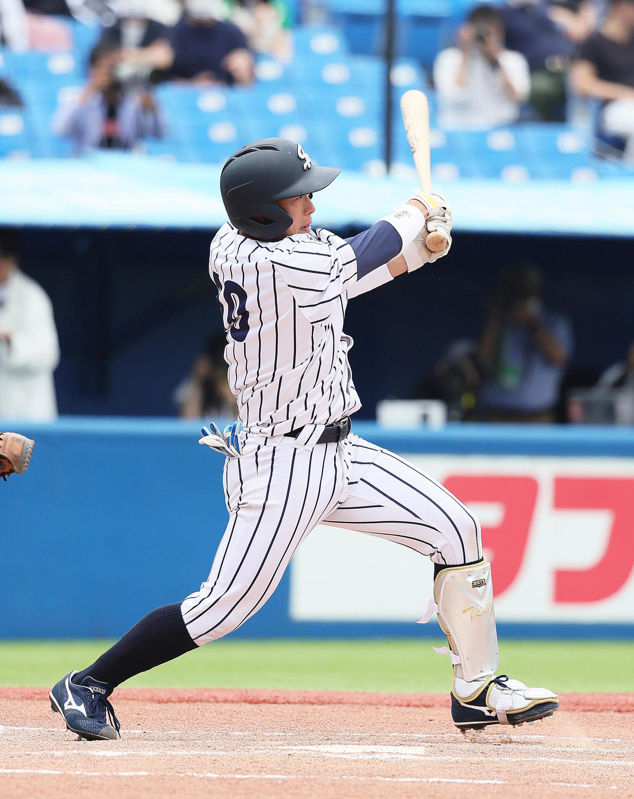 全日本大学野球選手権　1回戦　仙台大対桐蔭横浜大　タイブレークの10回表仙台大2死満塁、辻本は適時内野安打を放つ（撮影・足立雅史）
