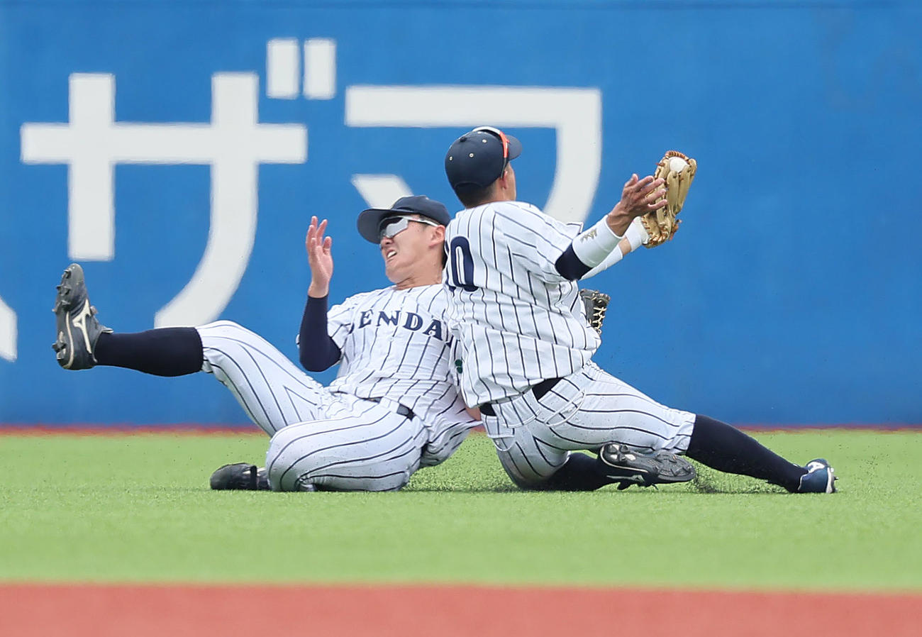 仙台大対桐蔭横浜大　4回裏桐蔭横浜大無死、加田の打球を好捕する遊撃手辻本（右）（撮影・足立雅史）