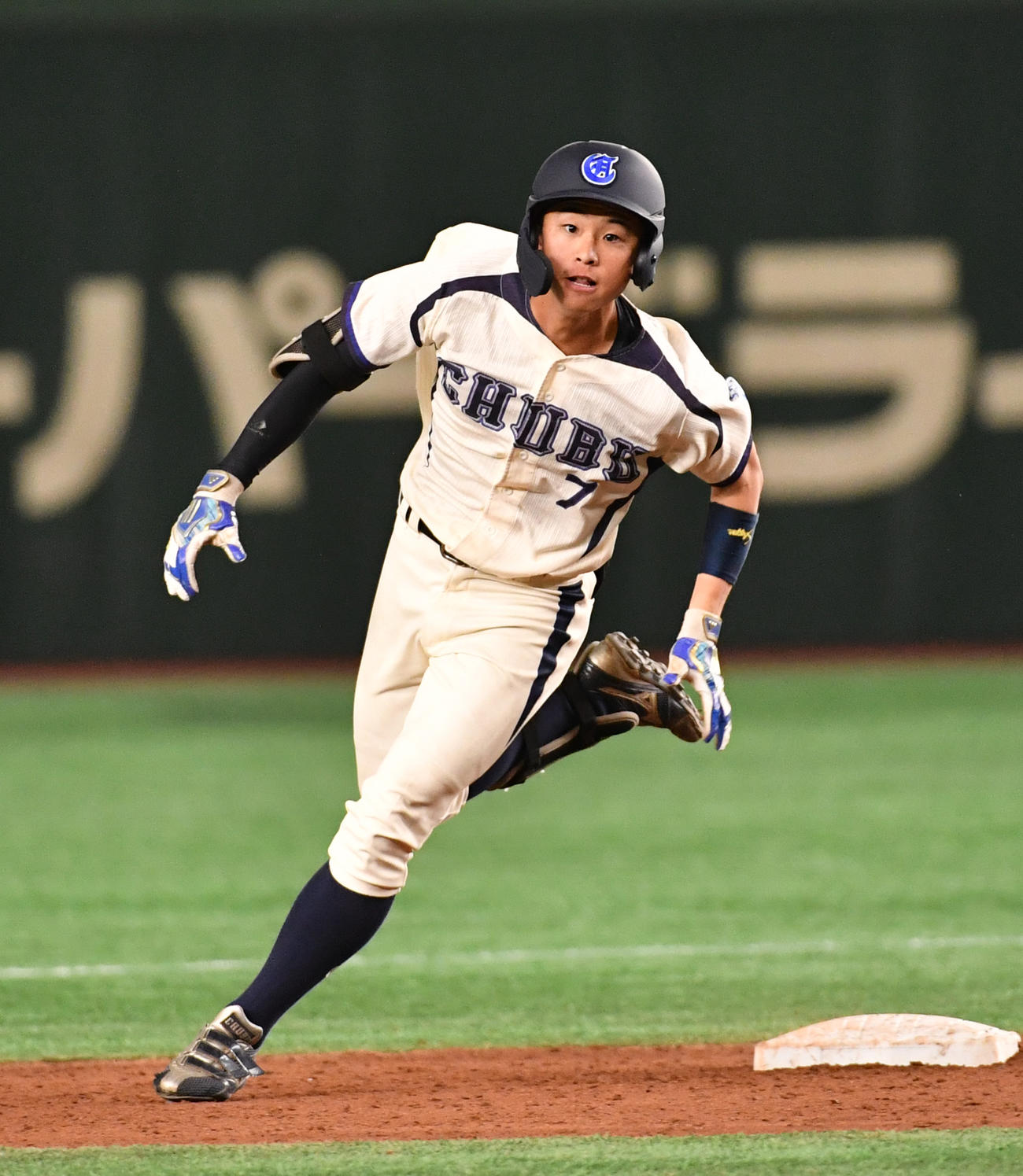 九産大対中部大　3回裏中部大1死一、三塁、水野は右翼線に適時二塁打を放つ（撮影・柴田隆二）
