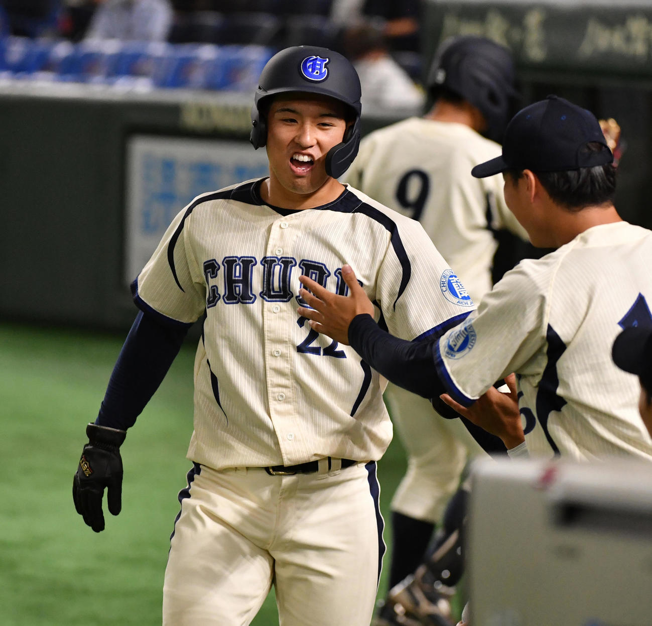 九産大対中部大　5回裏中部大1死二、三塁、畠山の中犠飛で三塁走者広田生還が生還する（撮影・柴田隆二）
